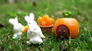 实拍4K草地背景的兔子摆件兔年复活节视频的预览图